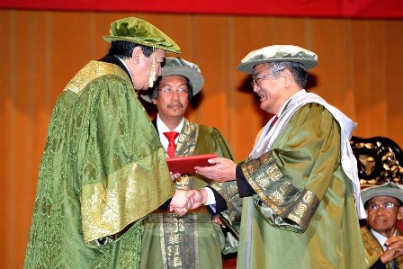 Tuanku Canselor mengurniakan Ijazah Kehormat Doktor Sains kepada Prof. Dr. Mario Matsunaga, Presiden Kyushu Institute if Technology, Jepun