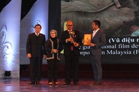 Dr Megat Al Imran Yasin menerima Anugerah Tempat Pertama Kategori Dokumentari dari Menteri Informasi dan Komunikasi Vietnam Nguyan Bac Son