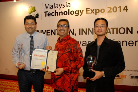 Dr. Farzad memegang trofi dan sijil diatas kemenangan Anugerah Khas disamping Datuk Dr. Abu Bakar Mohamad Diah (Timbalan Menteri MOSTI) dan En. Asrizam (pegawai penyelidik PSP)