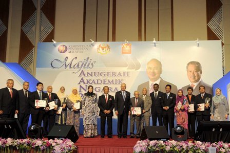 Perdana Menteri, Dato’ Sri Mohd Najib Tun Razak menyampaikan anugerah kepada pemenang AAN 2013 di Pusat Konvensyen Antarabangsa Putrajaya