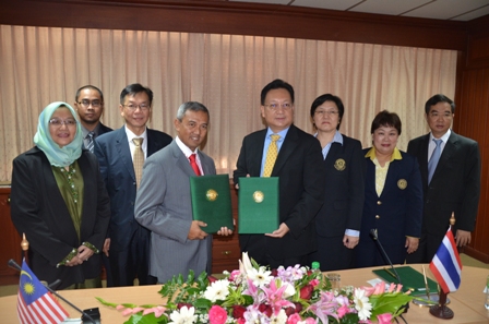 Naib Canselor UPM, Prof. Datoâ€™ Dr. Mohd. Fauzi  Ramlan dan Naib Presiden Kasetsart University,  Professor Madya Dr.Bordin Rassameethes serta wakil kedua-dua universiti semasa sesi pertukaran dokumen perjanjian.