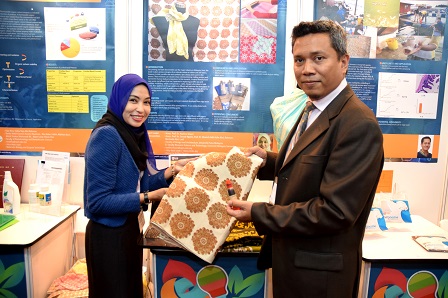 Prof. Madya Dr. Nazlina bersama Timbalan Pengarah Bahagian Promosi dan Pemasaran Inovasi, Dr. Mohamad Fakri Zaky Ja`afar, menunjukkan inovasi Utilizing Sago Waste as a Natural Ecopaste in Textile Prints yang telah berjaya menambat hati juri.