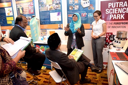 Prof. Madya Dr. Rosnah memberi penerangan produk semasa sesi penghakiman