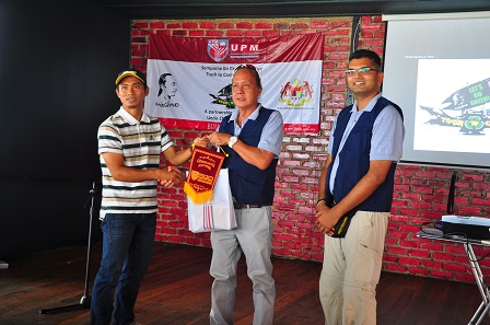 Prof. Madya Dr. Sridar Ramachandran selaku Ketua Kumpulan (kanan) dan Uncle Chang atau Ang Kian Chong selaku pemilik Uncle Changâ€™s Dive Lodge