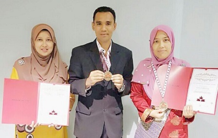 Prof. Madya Dr Mohamad Fazli Sabri (tengah) Nurhayatul Nira Ramli (kiri) dan Prof. Madya Dr Zuriati Ahmad Zukarnain  bersama sijil dan medal kemenangan