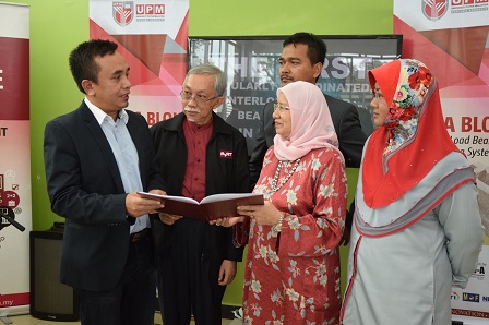Prof. Datin Paduka Dr.Aini (dua kanan) bertukar dokumen MoA dengan Azhar Azwari (kiri) sambil disaksikan Prof Dato’ Ir. Abang Abdullah (dua kiri).